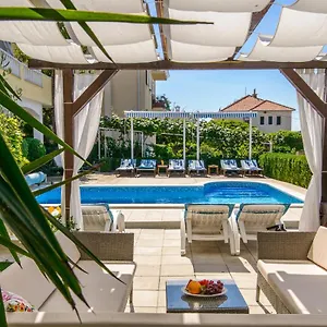 https://apartments-kasalo.hotels-in-trogir.com